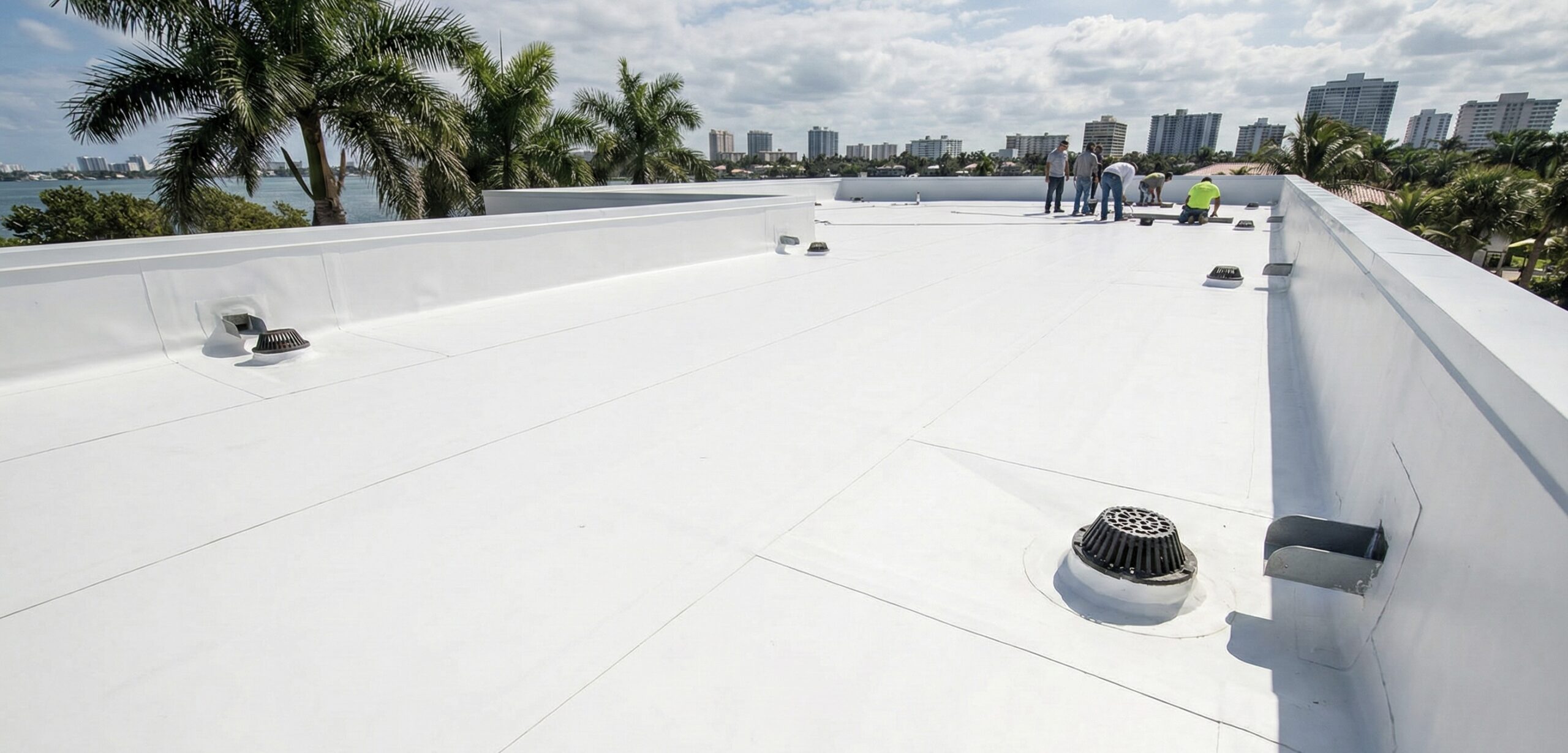 Flat roofing system with waterproof membrane